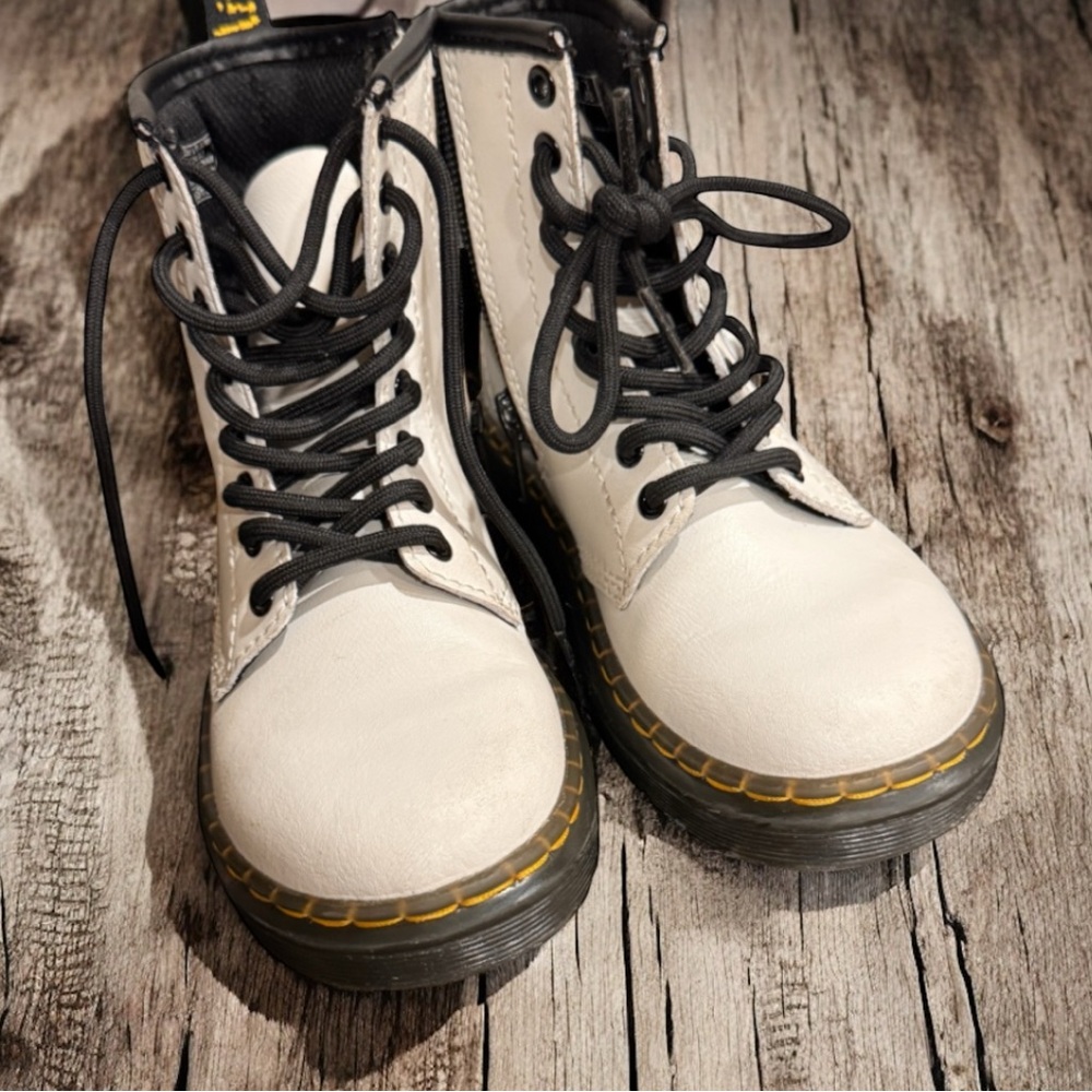 Dr. Martens White Leather Combat Zavalaj Boots size 11
